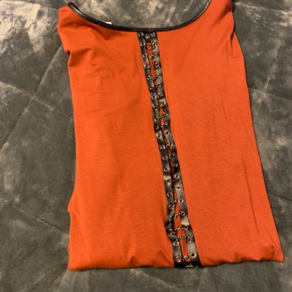 LoveRiche Split Back Chain Top - Picture 4 of 6